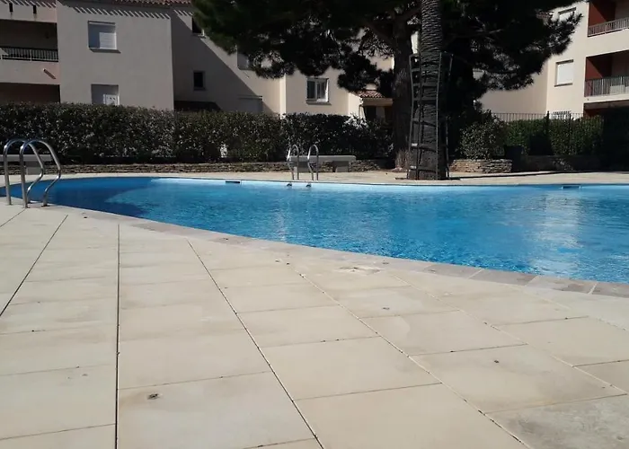Bandol nature et loisirs: Parking/ Piscine